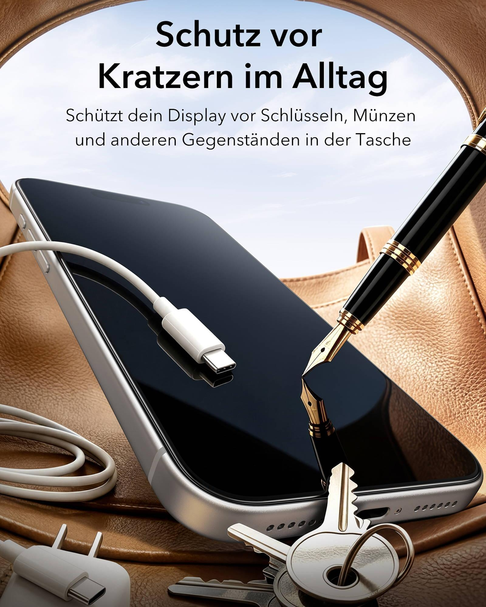 Smartphone in einer Tasche mit Stift, Schlüsseln und Kabel, um Schutz vor Kratzern zu zeigen.