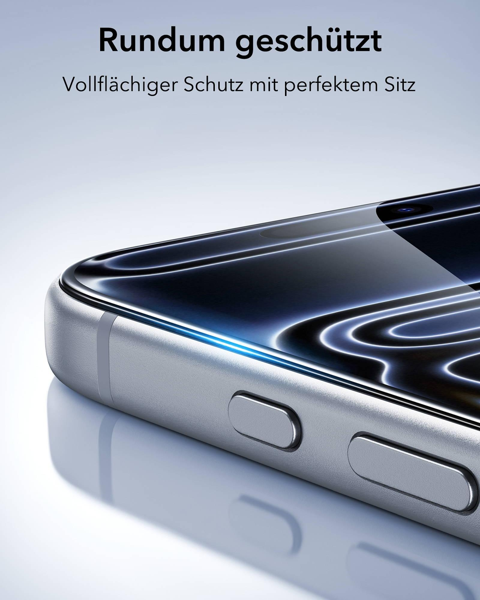 Nahaufnahme einer Smartphone-Kante mit Schutzglas und Tasten vor hellem Hintergrund.