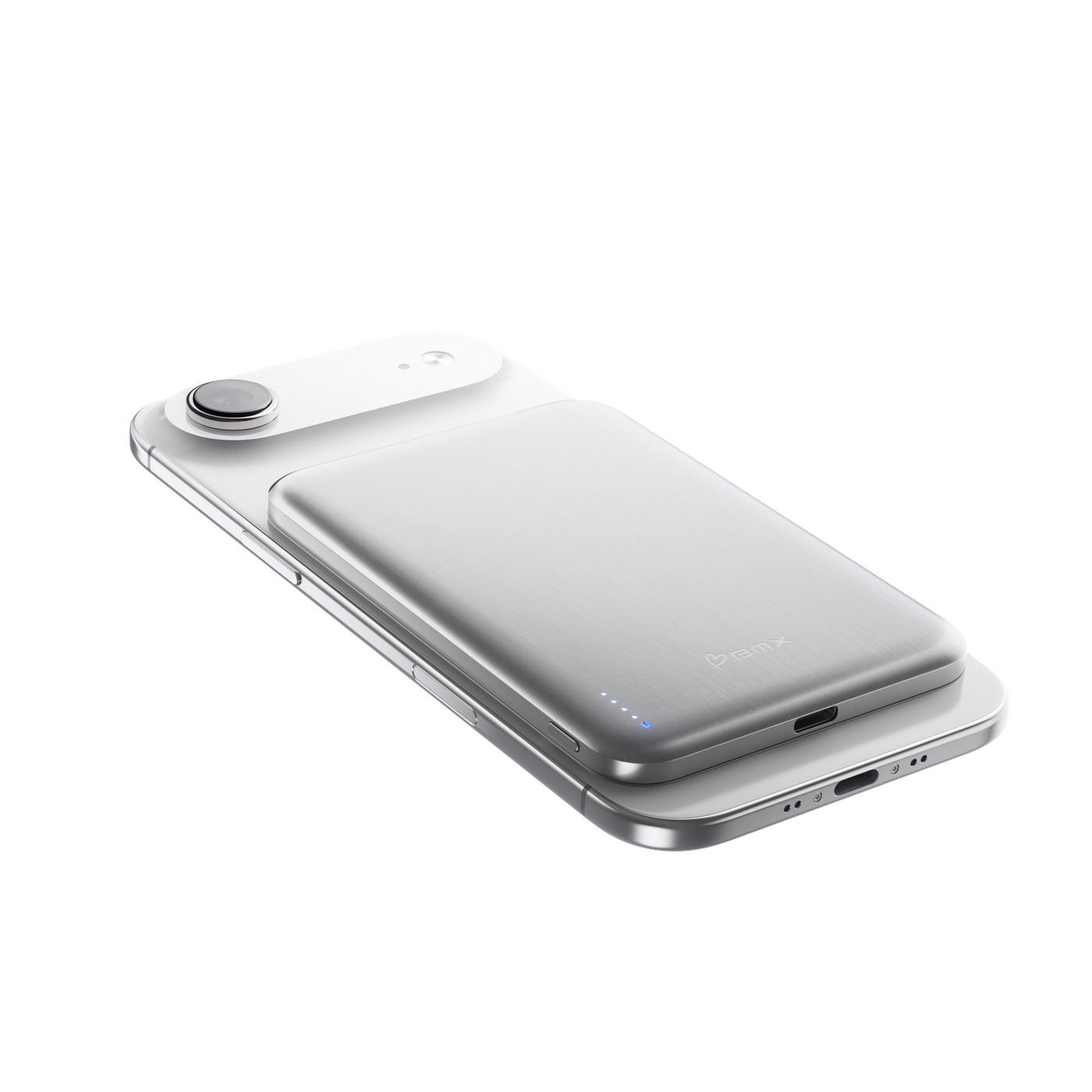 Un power bank argentato è attaccato al retro di uno smartphone argentato, inclinato su sfondo bianco.