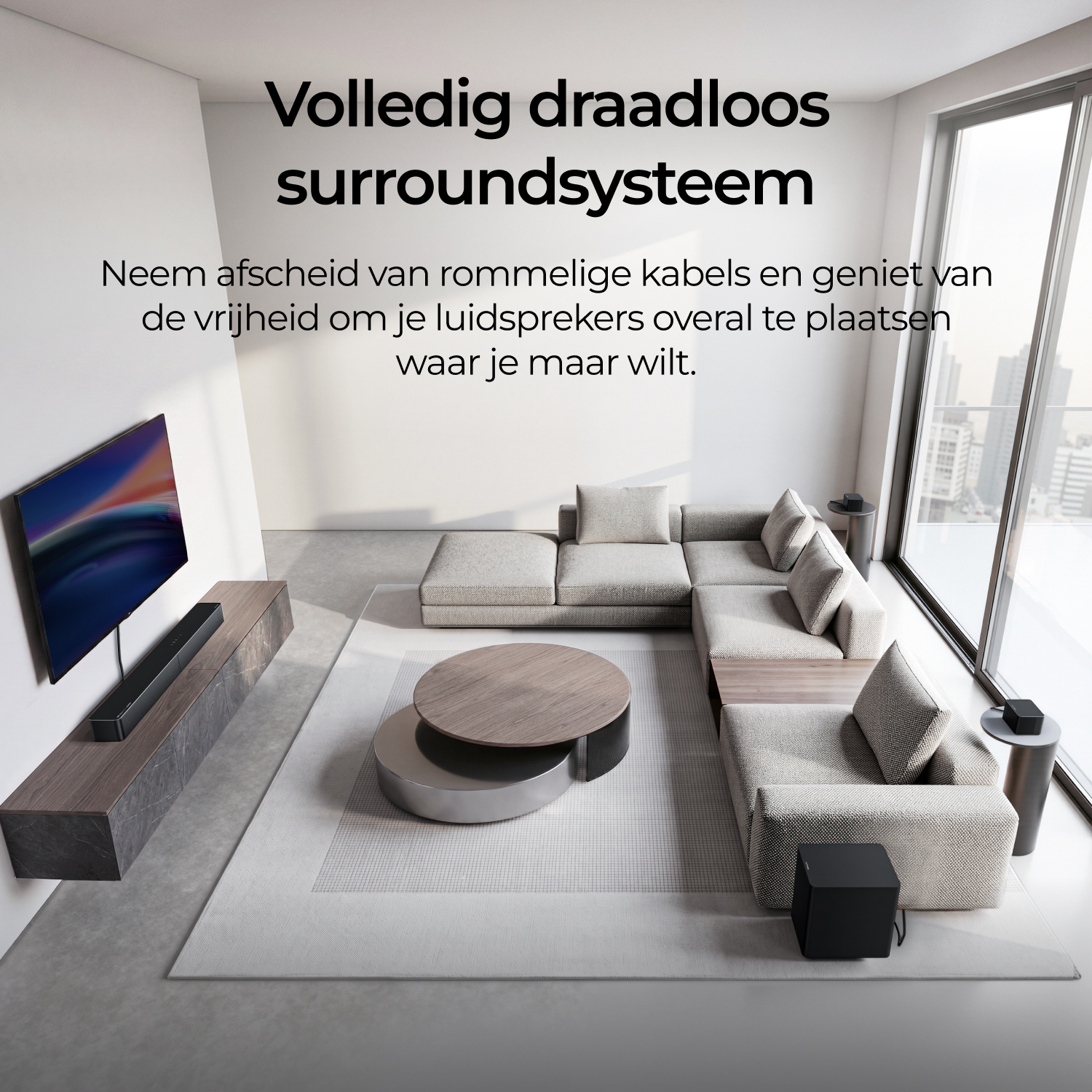 Salon avec canapé clair, table en bois, télévision murale et texte en néerlandais.