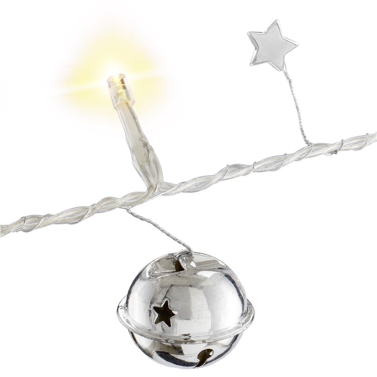 Eine Lichterkette mit warmem LED-Licht, silberner Sternfigur und hängender Glocke auf weiÃŸem Grund.