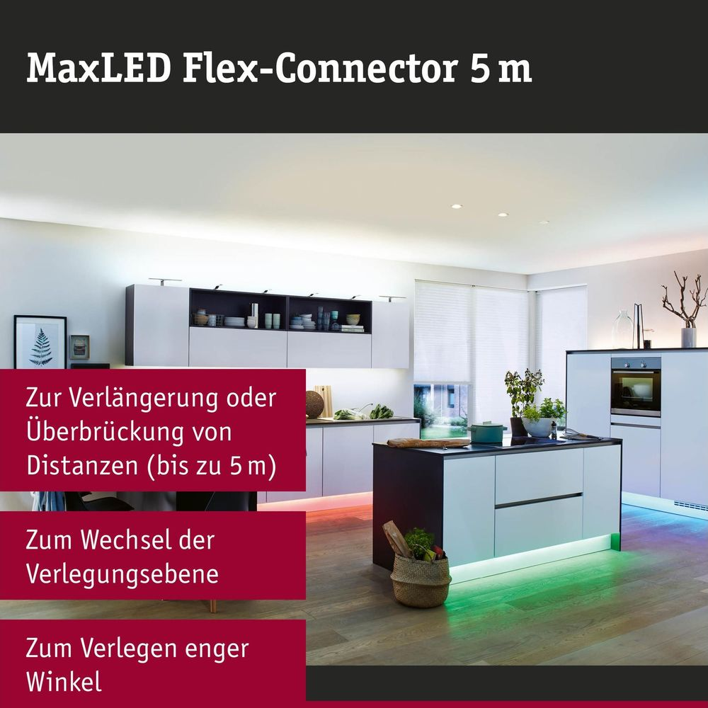 Eine moderne Küche mit weißem Mobiliar und Holzböden, beleuchtet durch LED-Leisten.