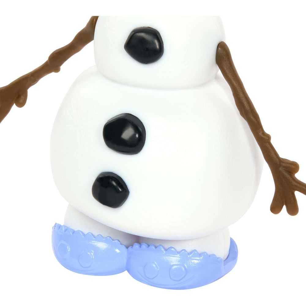Un muñeco de nieve de juguete con brazos de rama marrón, tres botones negros y zapatos azules sobre fondo blanco.