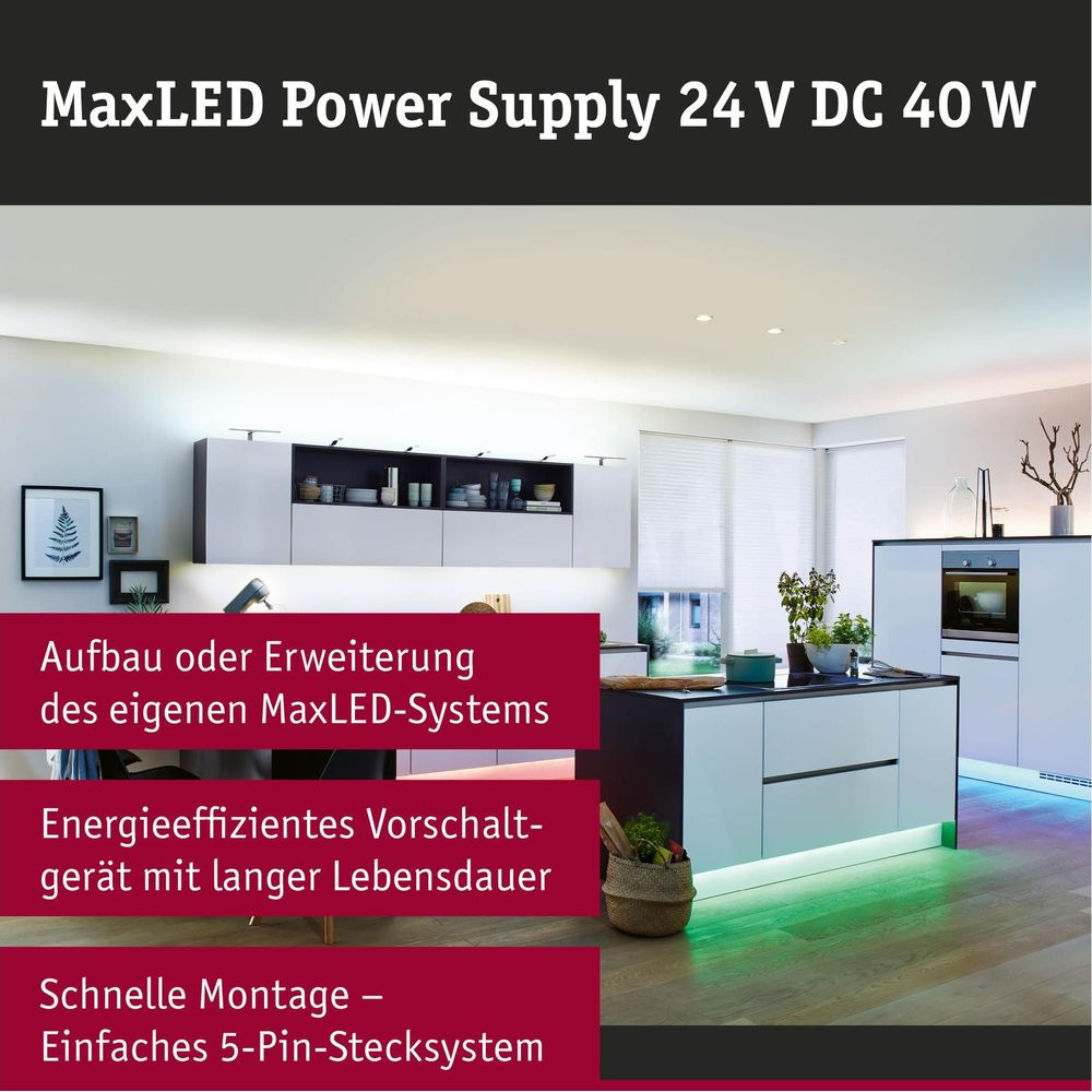 Eine moderne Küche mit LED-Streifen, weißen Schränken, einer Kochinsel und deutschem Werbetext.