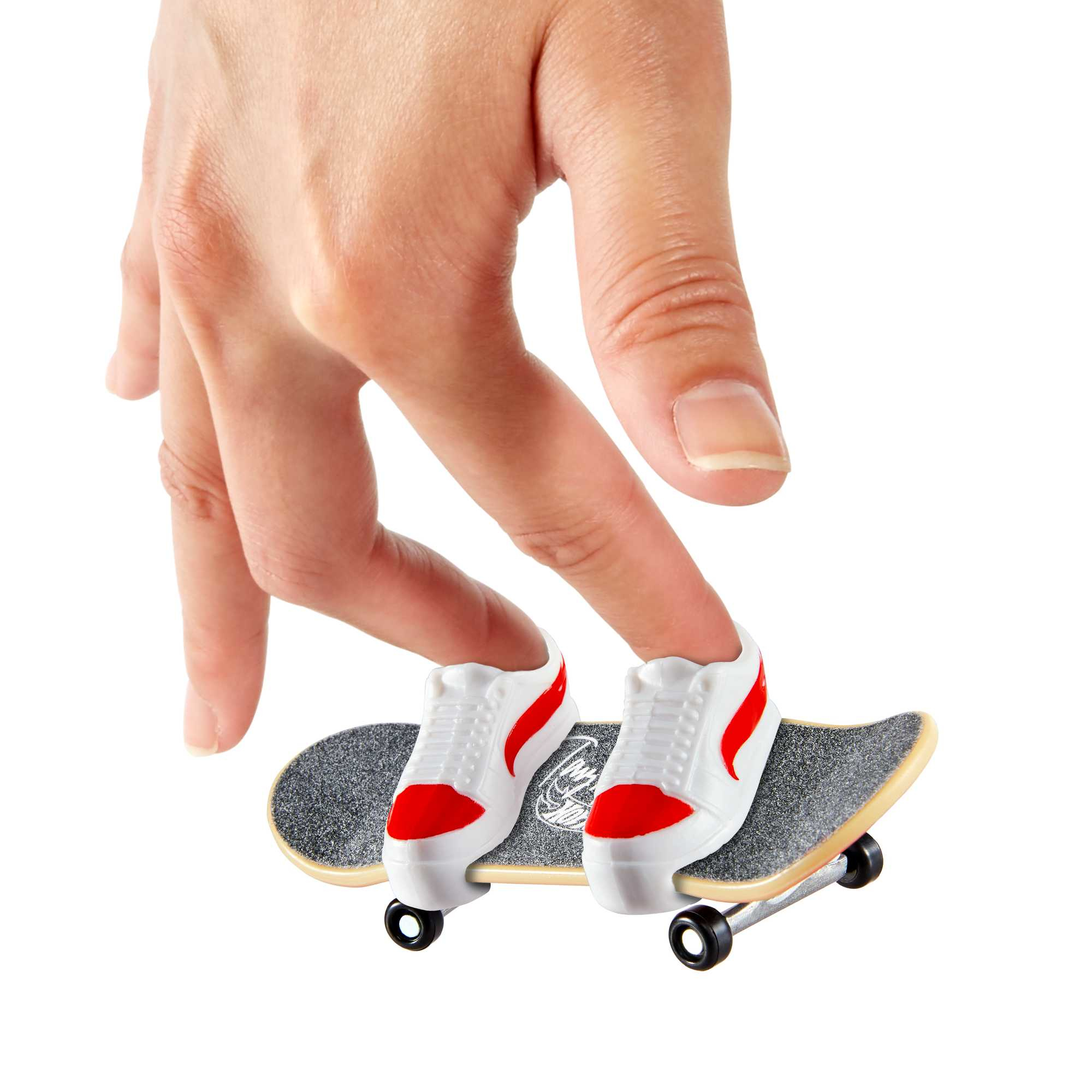 Una mano juega con un monopatín de dedo que lleva zapatos diminutos blancos y rojos en los dedos.