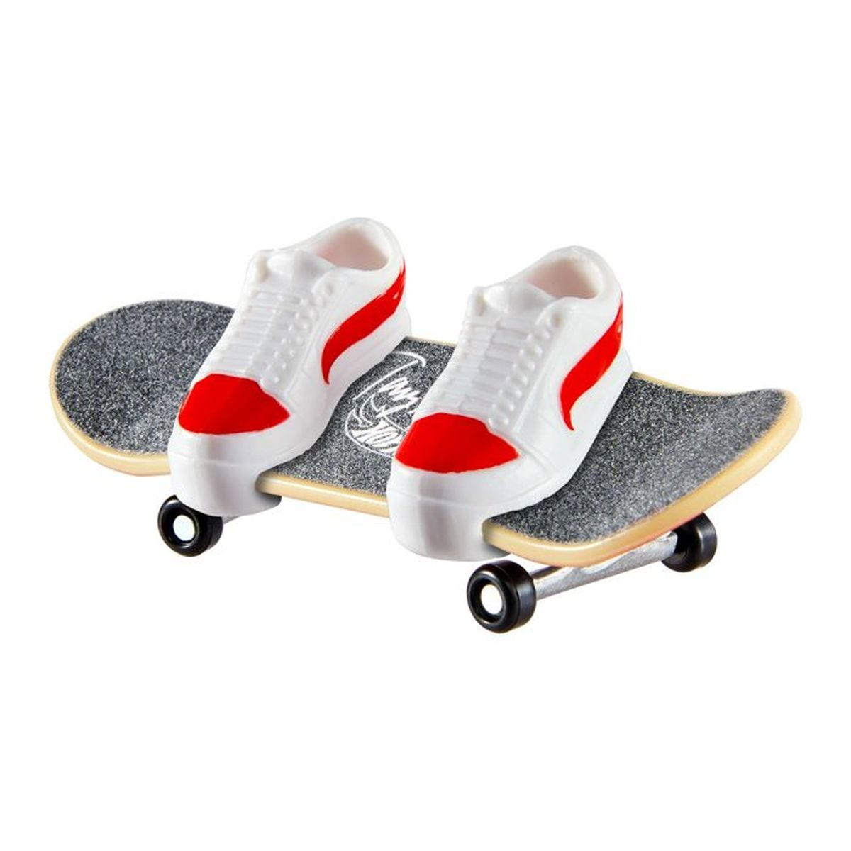 Un patineta de dedo pequeÃ±a con dos zapatillas en miniatura blancas y rojas adheridas a la lija, sobre fondo blanco.