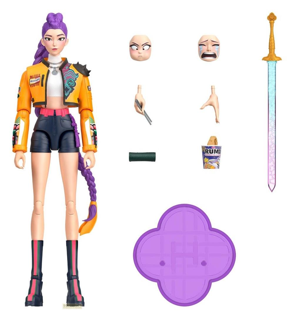 Figura de acción con pelo morado, chaqueta naranja, rostros, manos, taza de fideos, espada y base.