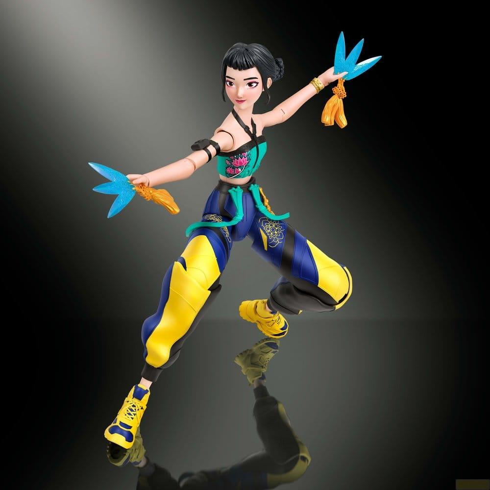 Figura de acción de una mujer con pantalones azules y amarillos, sosteniendo armas azules.