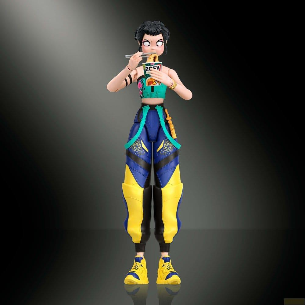 Una figura de acción con cabello negro, top verde y pantalones azul-amarillos come fideos con palillos.