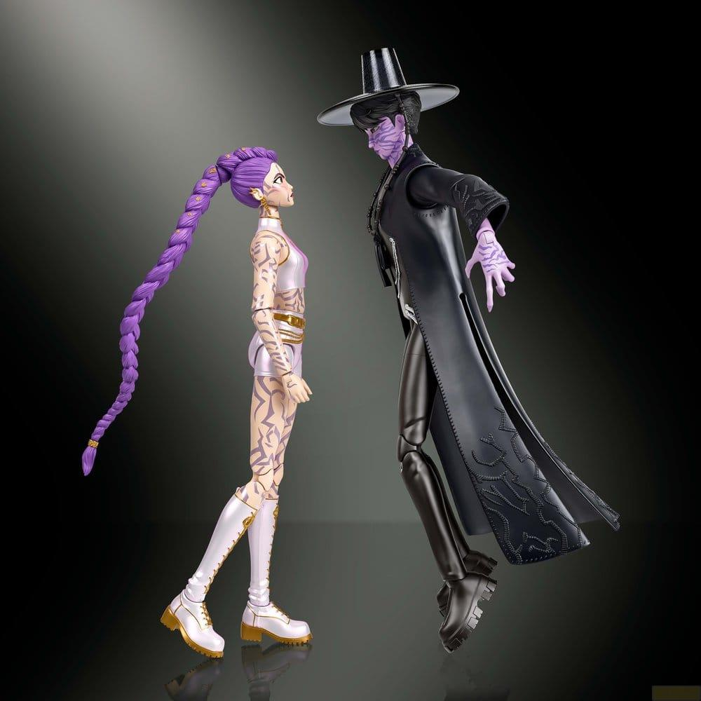 Dos figuras de acción de fantasía se enfrentan sobre fondo oscuro.