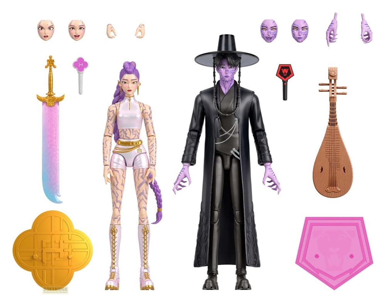 Dos figuras de acción de fantasía con piezas intercambiables, armas y accesorios sobre fondo blanco.