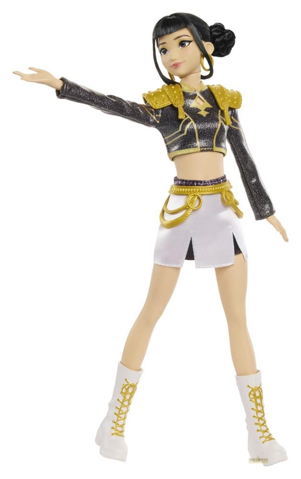 Muñeca de moda con top negro, hombreras doradas, falda blanca y botas blancas, con un brazo extendido.