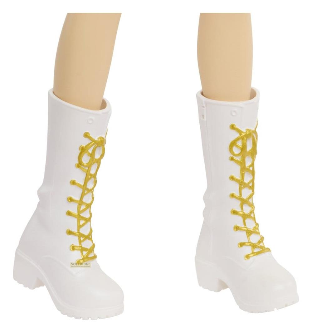 Muñeca con botas blancas hasta media pantorrilla y cordones dorados sobre fondo blanco.