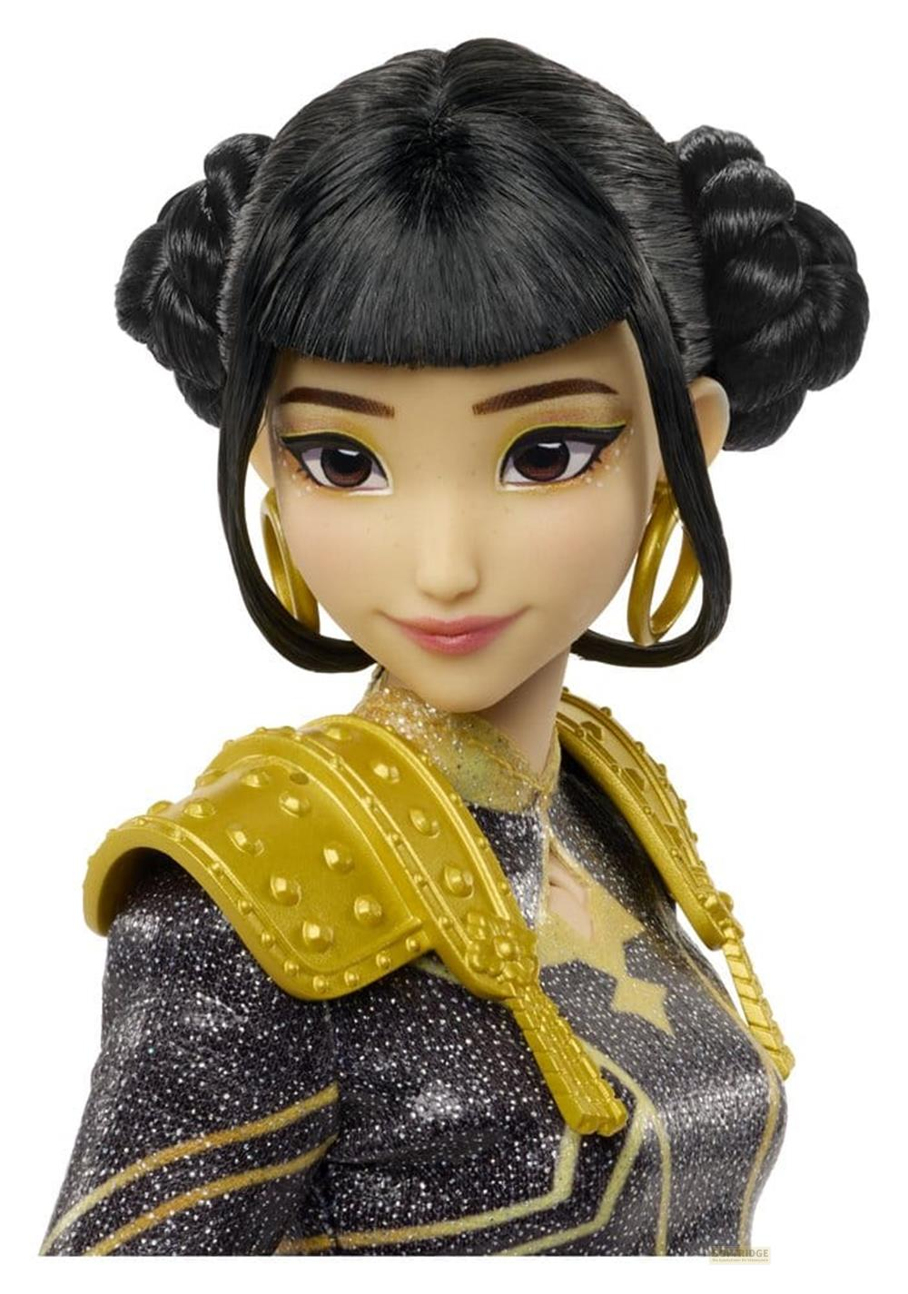 Primer plano de una muñeca con pelo negro en dos rodetes, pendientes dorados y un traje brillante negro y dorado.