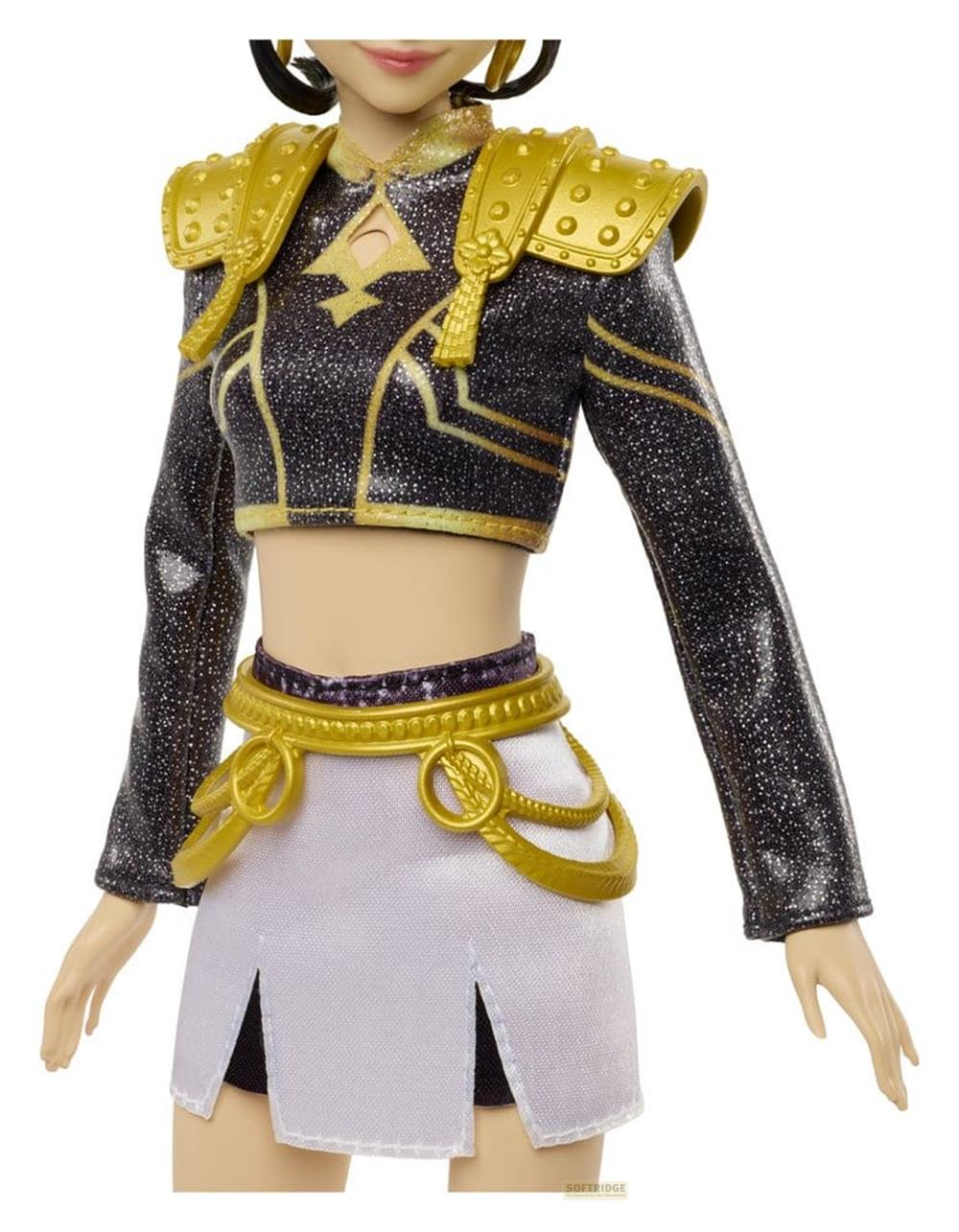 Conjunto de muñeca con top brillante negro, armadura de hombro dorada, cinturón y falda blanca con aberturas.