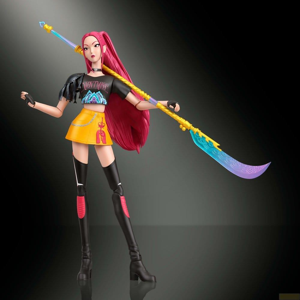 Figura de acción con largo cabello rosa, falda amarilla, top negro y una gran alabarda azul y dorada.