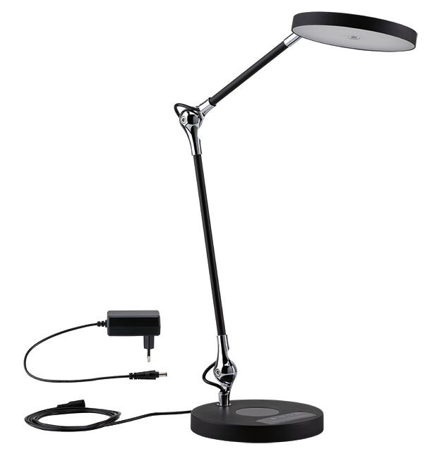 Nowoczesna czarno-chromowana lampka biurkowa z regulowanym ramieniem i zasilaczem na białym tle.