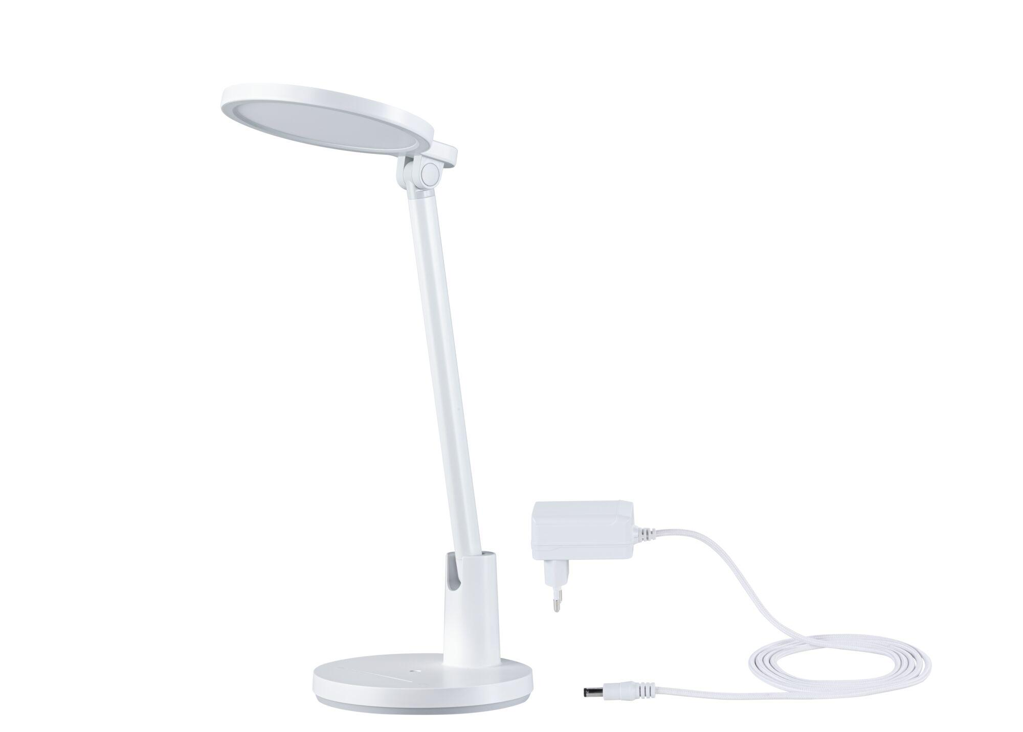 Una lampada da scrivania LED bianca con base rotonda, braccio regolabile e alimentatore bianco con cavo.