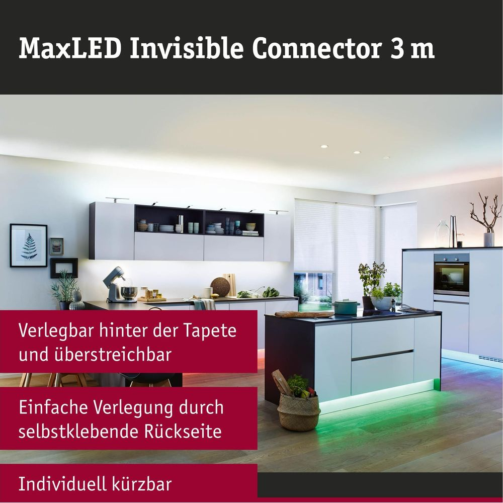 Moderne Küche mit LED-Unterbauleuchten, weißem Mobiliar und grüner Bodenbeleuchtung.