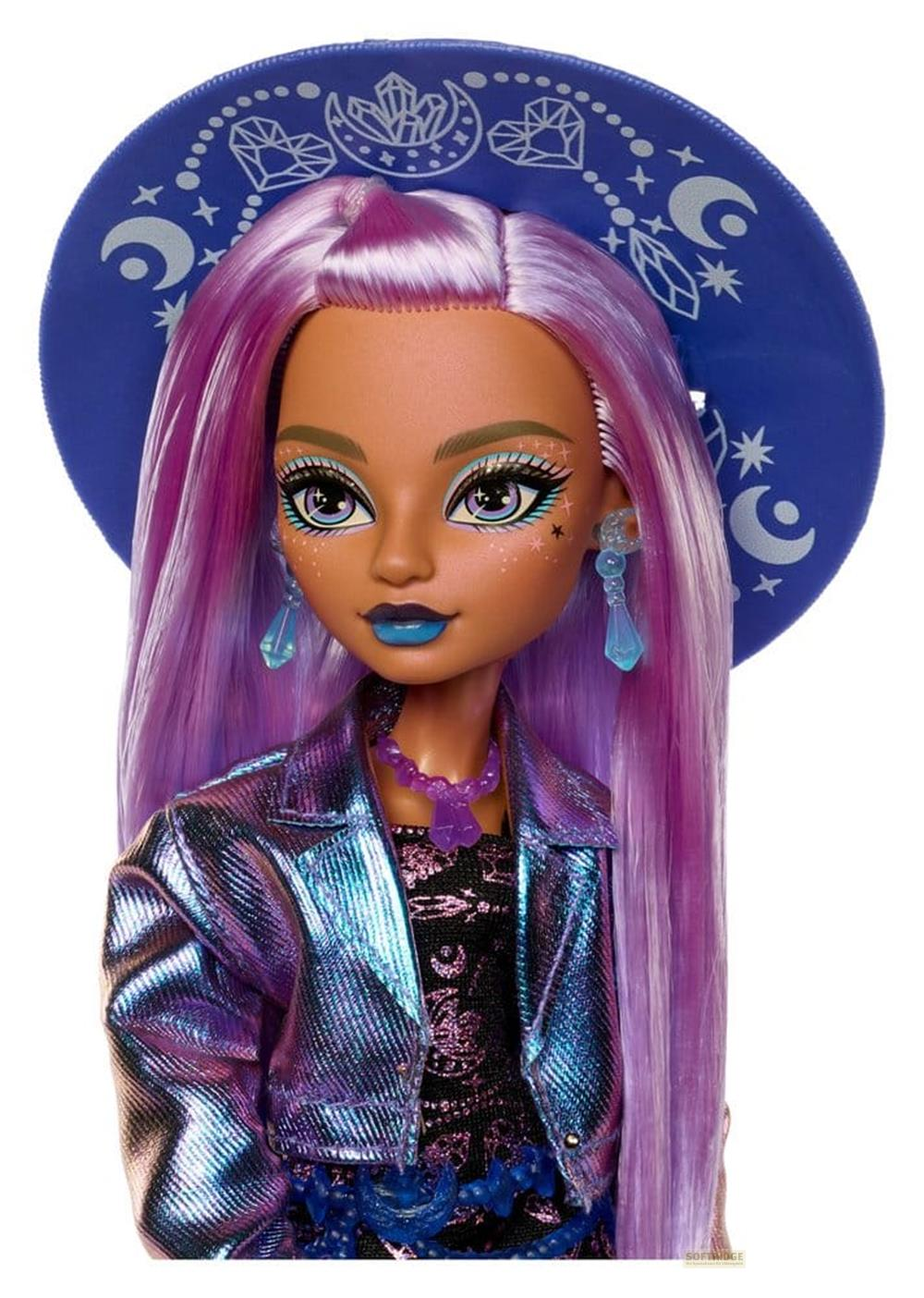 Muñeca de moda con largo pelo morado, sombrero azul y chaqueta metálica brillante.