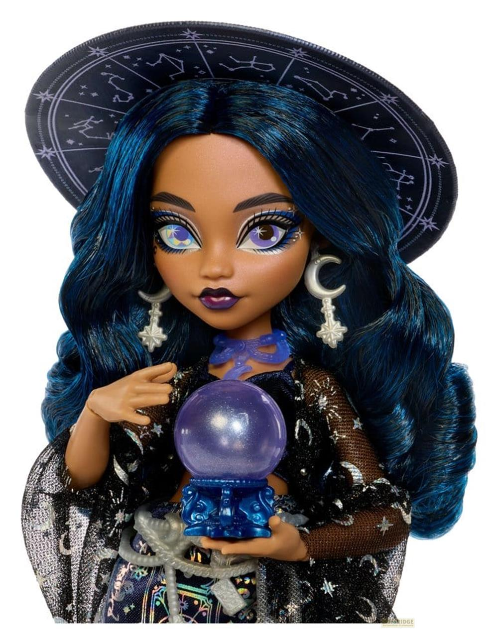 Una muñeca de moda con cabello azul, sombrero con constelaciones y bola de cristal morada.