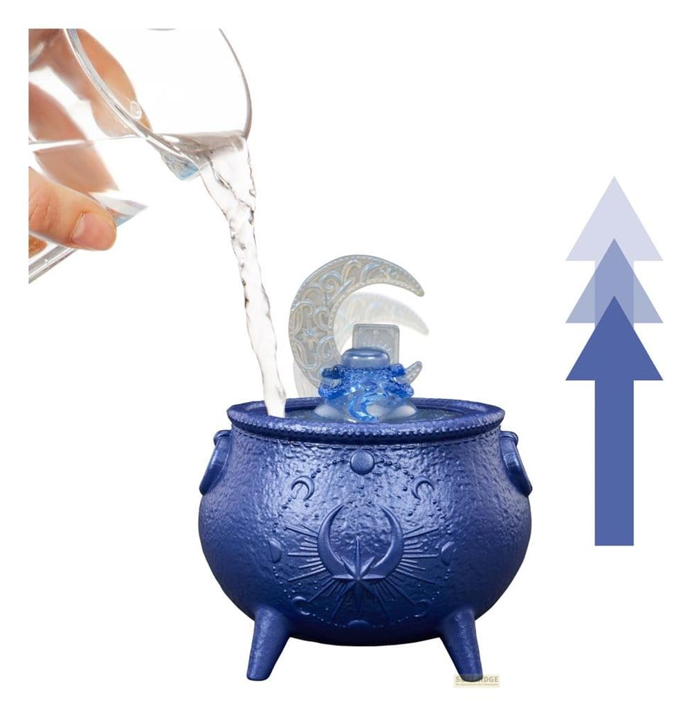 Se vierte agua en un caldero de bruja azul con motivos lunares, junto a flechas azules ascendentes.