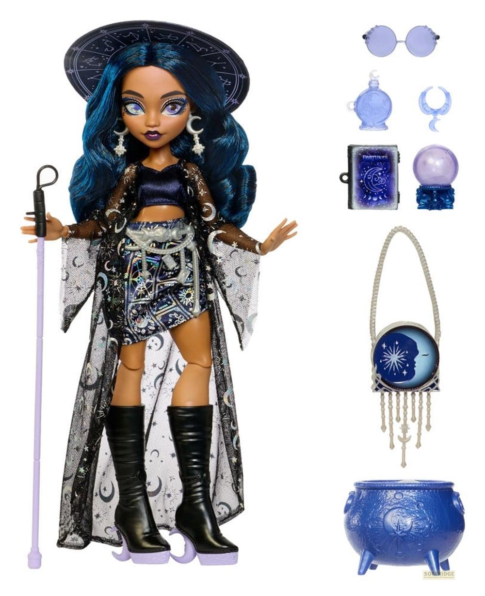 Muñeca de bruja con cabello azul, túnica negra y blanca, bastón y accesorios mágicos como caldero y bola de cristal.