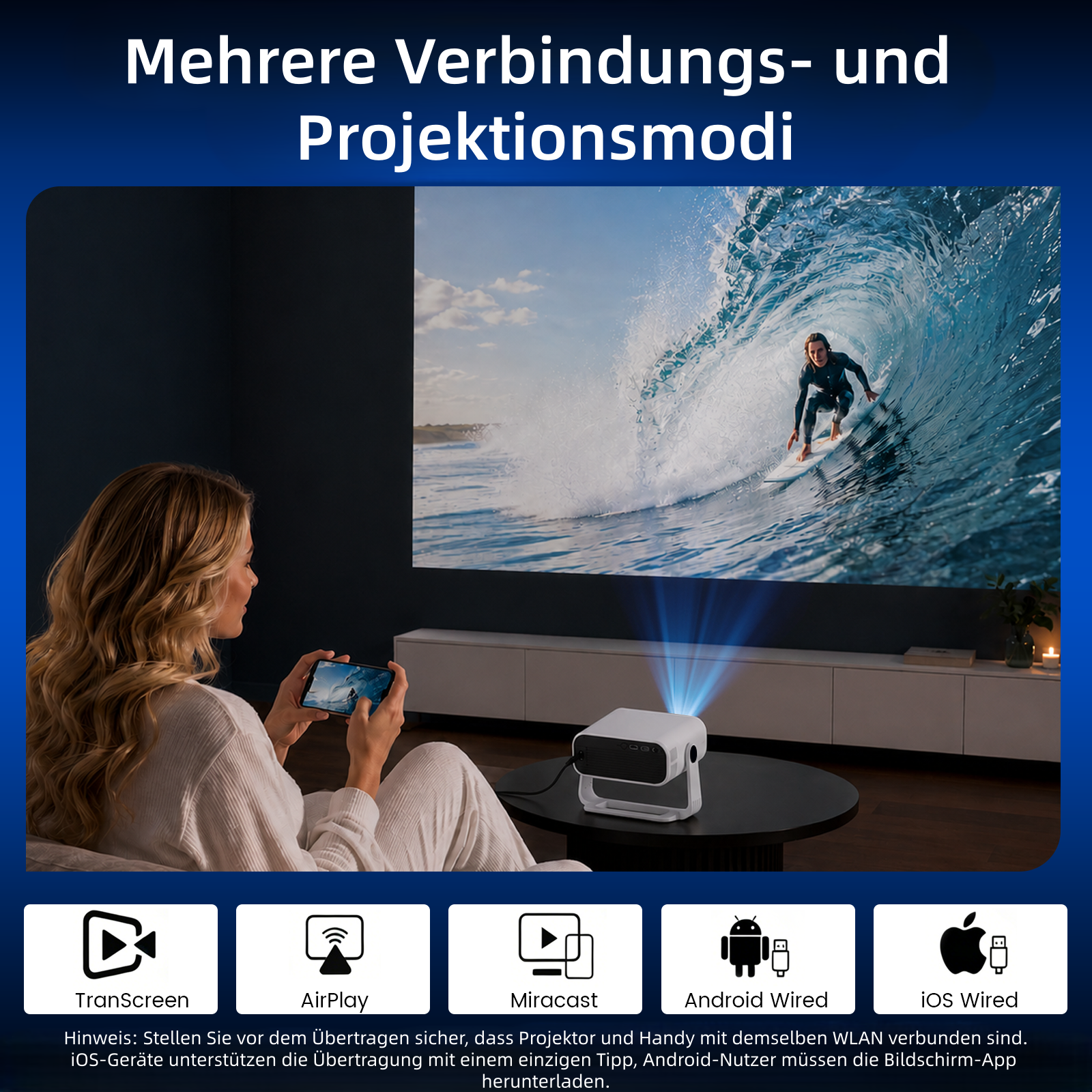 Eine Frau projiziert mit einem weißen Beamer ein Surferbild von ihrem Smartphone an die Wand.