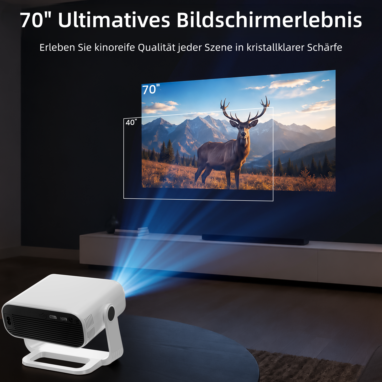 Ein weißer Projektor auf einem Tisch projiziert ein Bild eines Hirsches vor einer Berglandschaft an eine Wand.