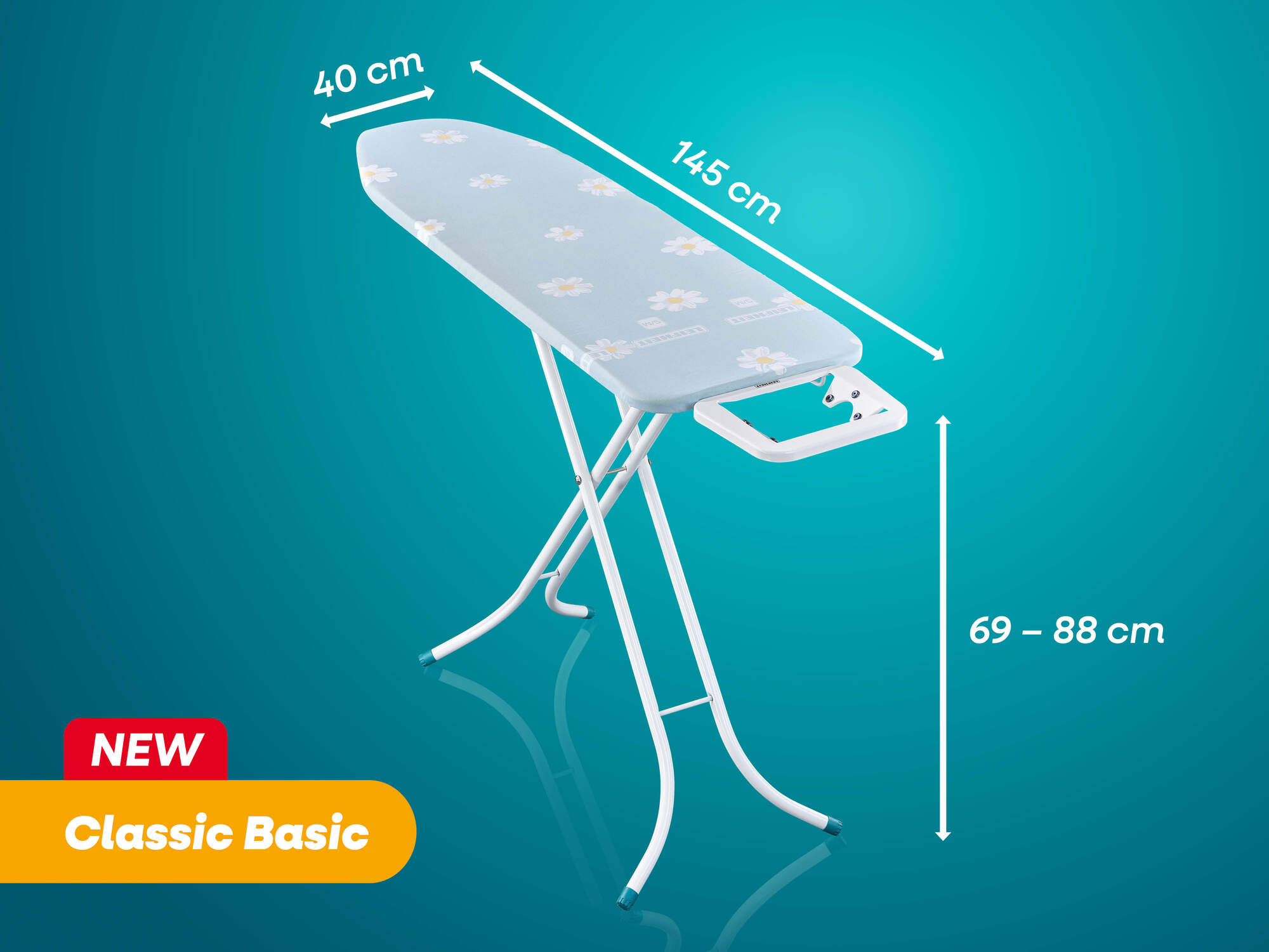 Ein blaues Bügelbrett mit Blümchenmuster und weißen Beinen auf türkisem Hintergrund, inklusive Maßen.