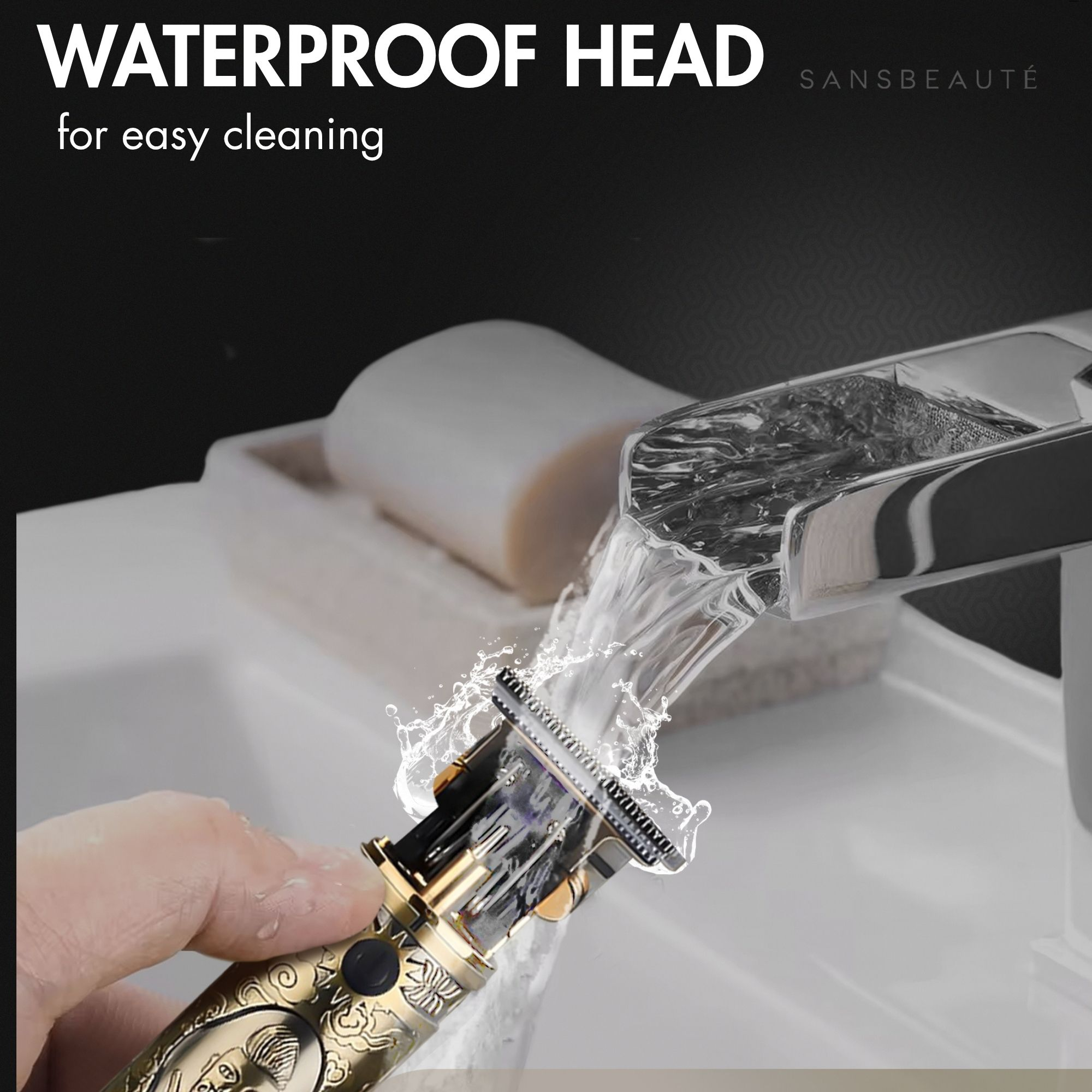 Un rasoir doré est maintenu sous l'eau courante d'un robinet moderne dans une salle de bain.