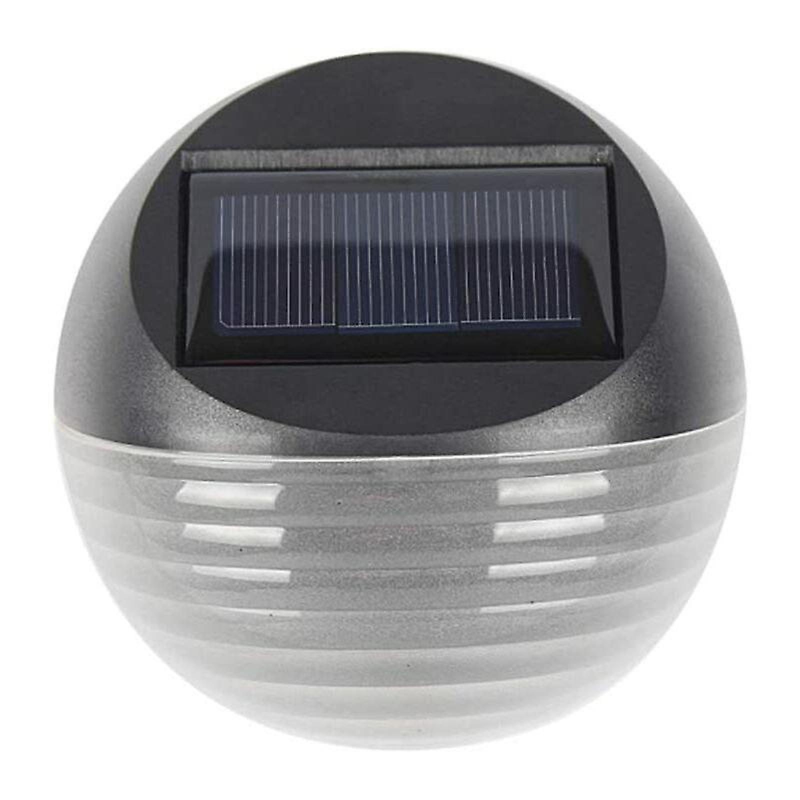 Eine kugelförmige schwarze Solarlampe mit eingebautem Solarpanel auf der Oberseite und gerilltem, klarem Glas unten.