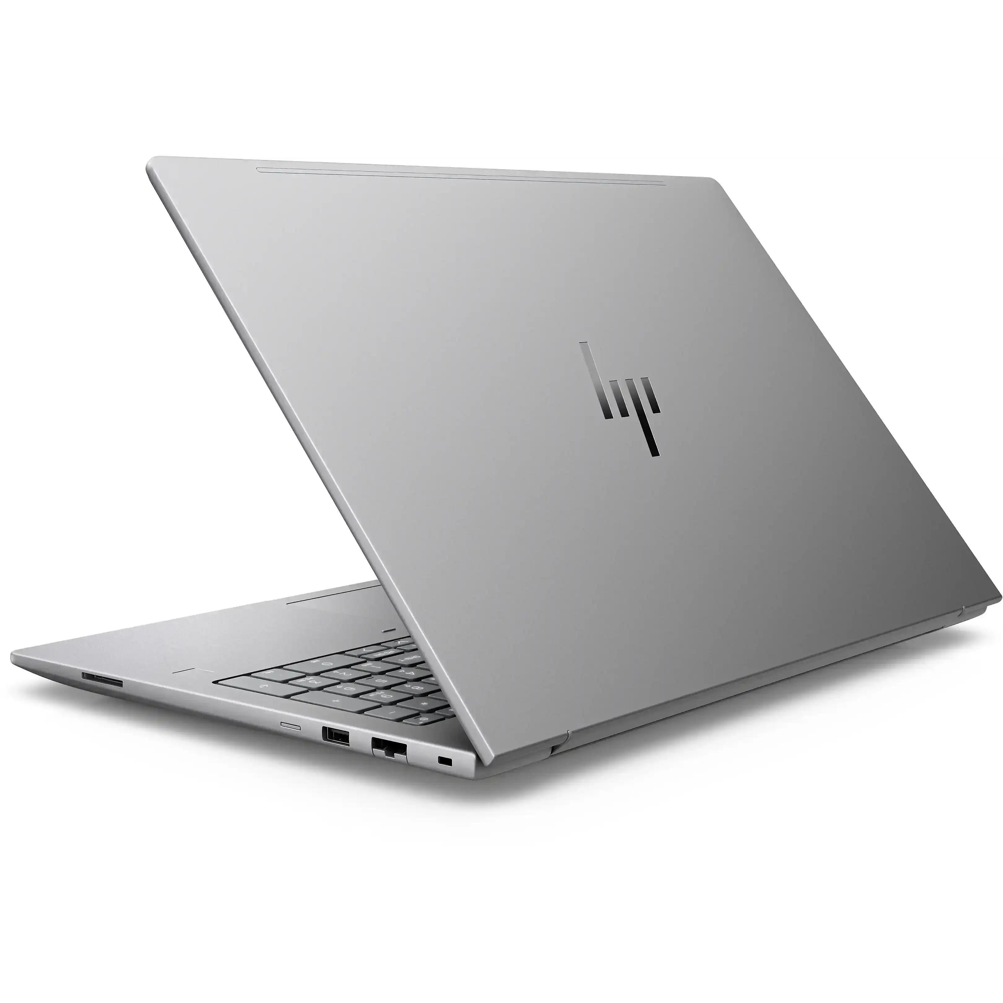 Un laptop argento aperto su una superficie bianca, con il logo HP sul coperchio.