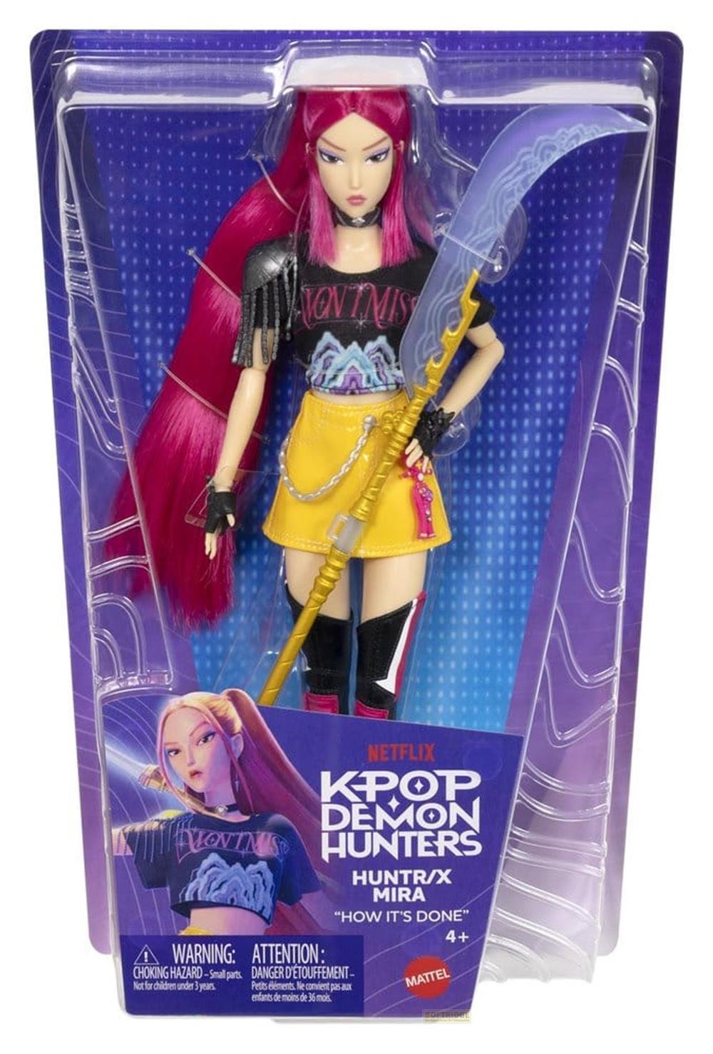 Una muñeca Mira de Netflix KPop Demon Hunters con cabello rosa, falda amarilla y espada dorada en su empaque.