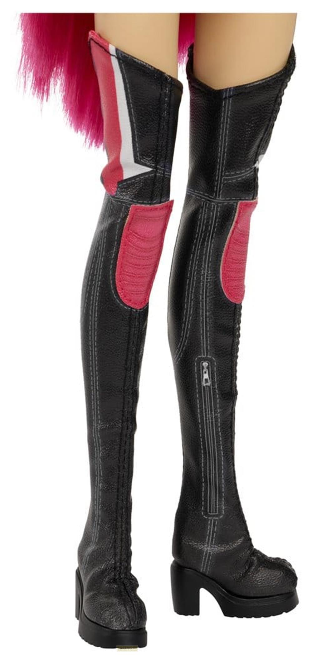 Piernas de muñeca con botas altas negras con detalles en rosa y blanco.