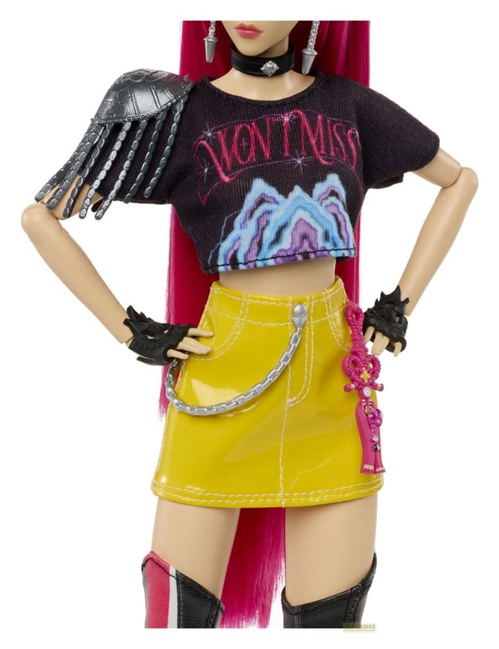 Muñeca de moda con crop top negro gráfico, falda amarilla con cadena, armadura de hombro plateada y cabello rosa.