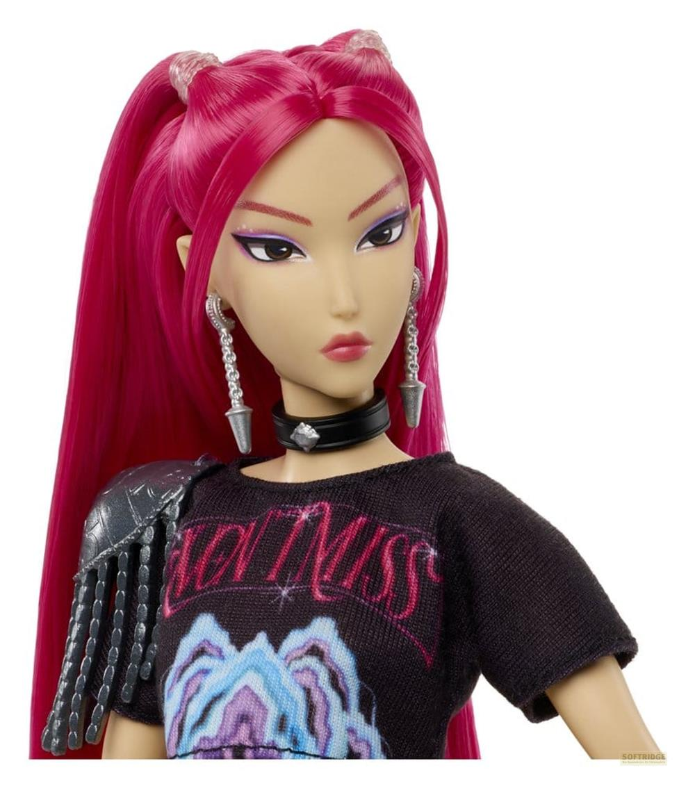 Muñeca de moda con largo cabello rosa, blusa negra con gráfico, gargantilla y aretes colgantes plateados.