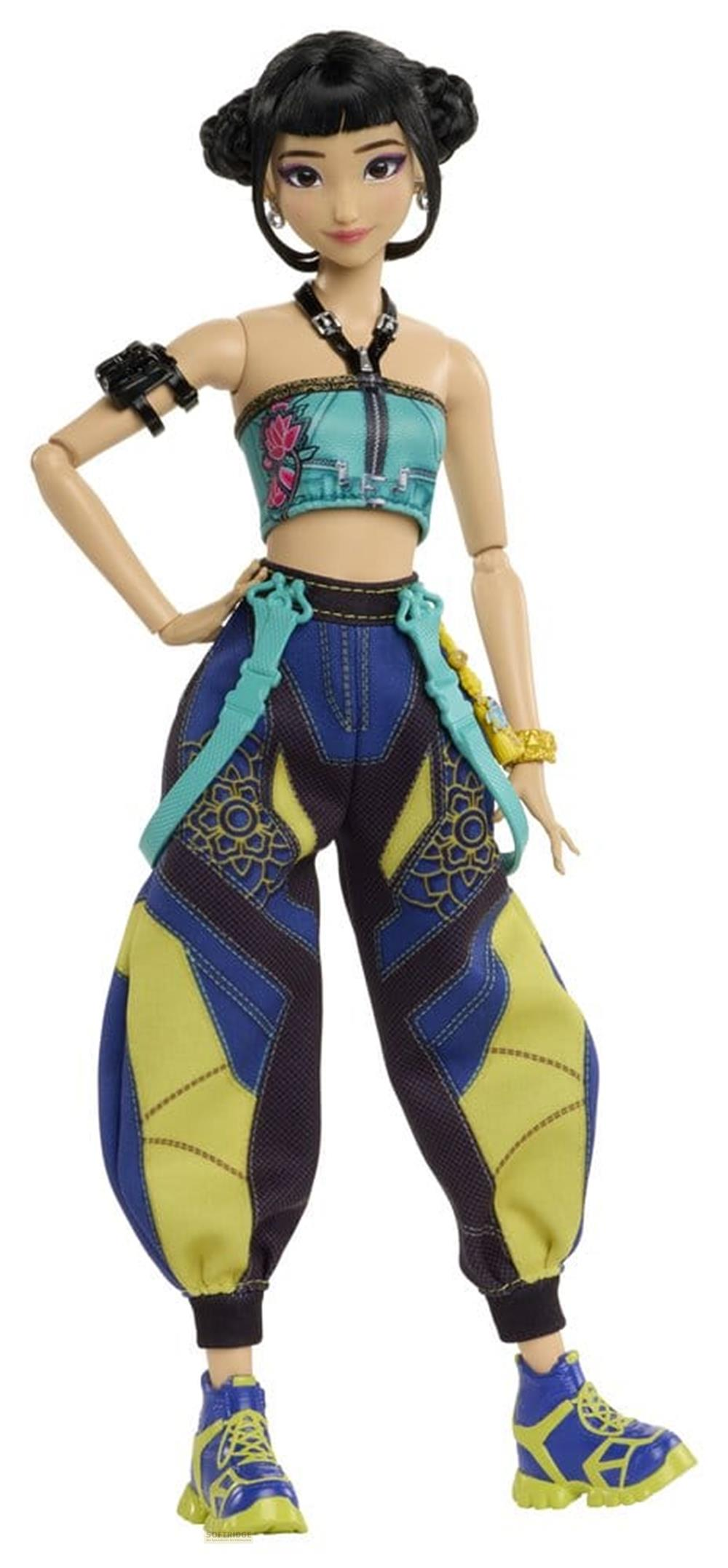 Una muñeca de moda con moños negros, top turquesa, pantalones estampados en azul y amarillo, y zapatillas.