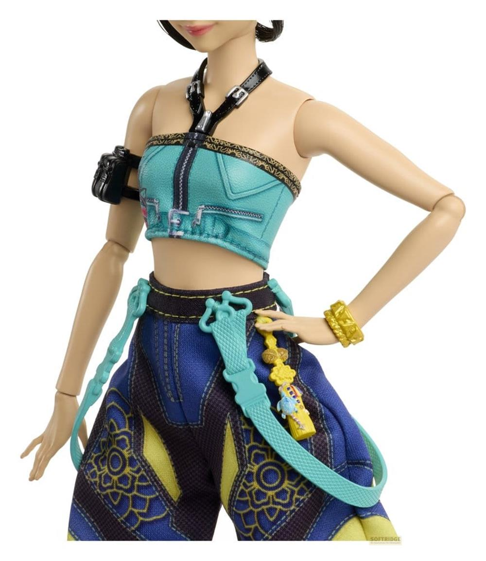 Una muñeca con top corto turquesa, pantalones estampados azules y amarillos, arnés negro y accesorios.