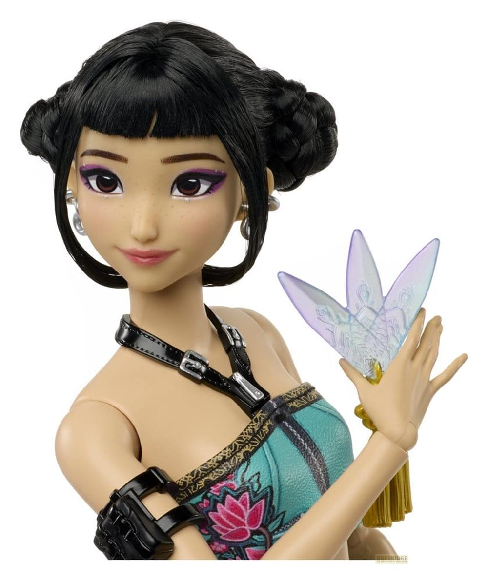Una muñeca con cabello negro en rodetes, vestido floral azul y un abanico morado translúcido en la mano.