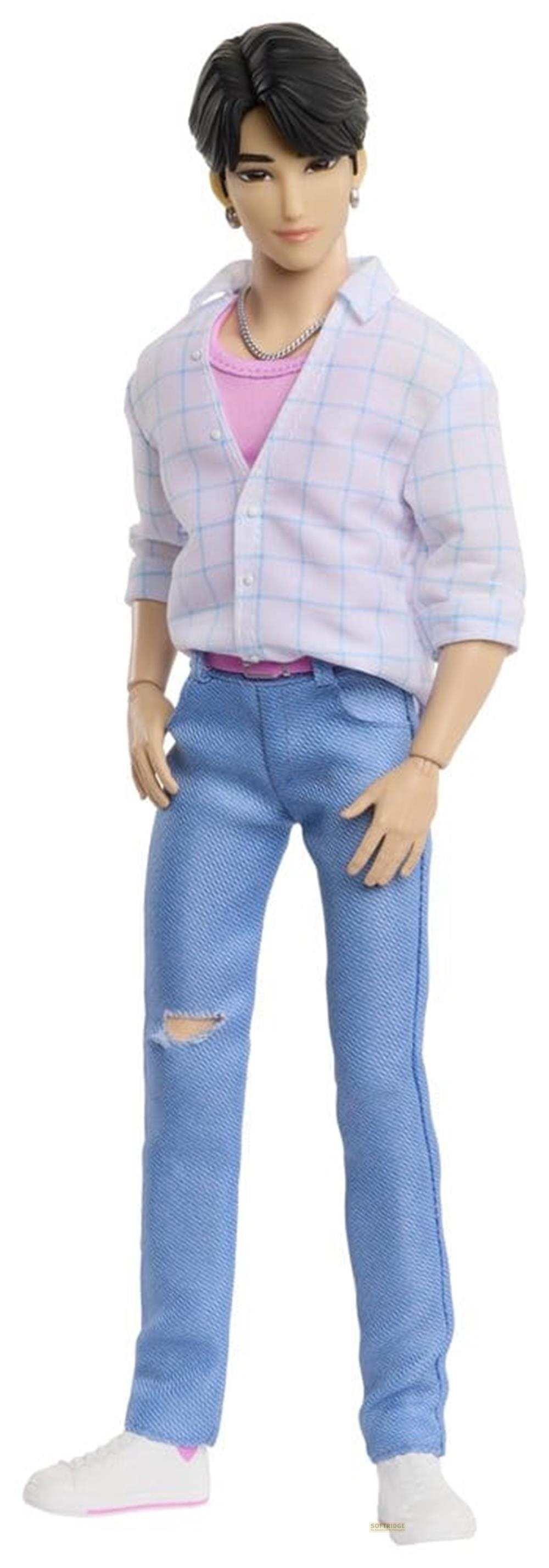 Muñeca de moda masculina con cabello negro, camisa a cuadros, top rosa, jeans azules y zapatos blancos.