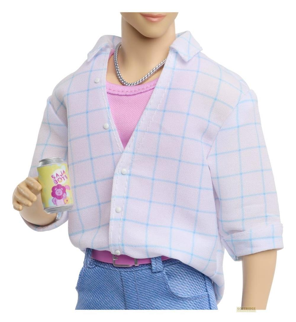Torso de muñeca con camisa de cuadros, camiseta rosa, collar de cadena y una lata pequeña.