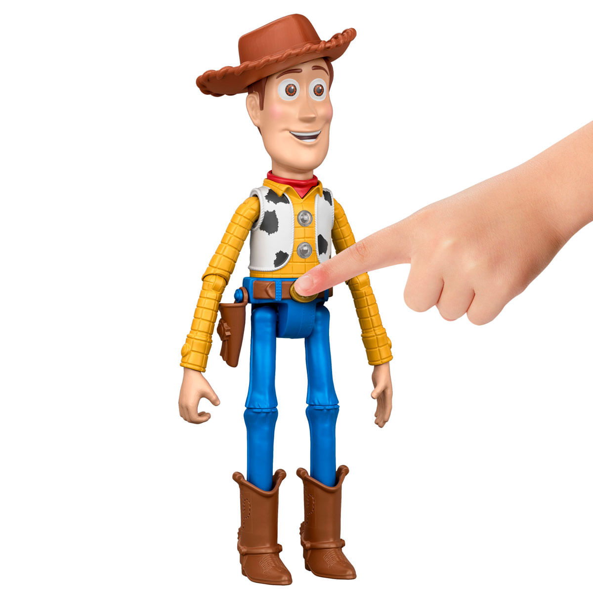Una mano apunta al cinturón de la figura de acción de Woody de Toy Story sobre fondo blanco.