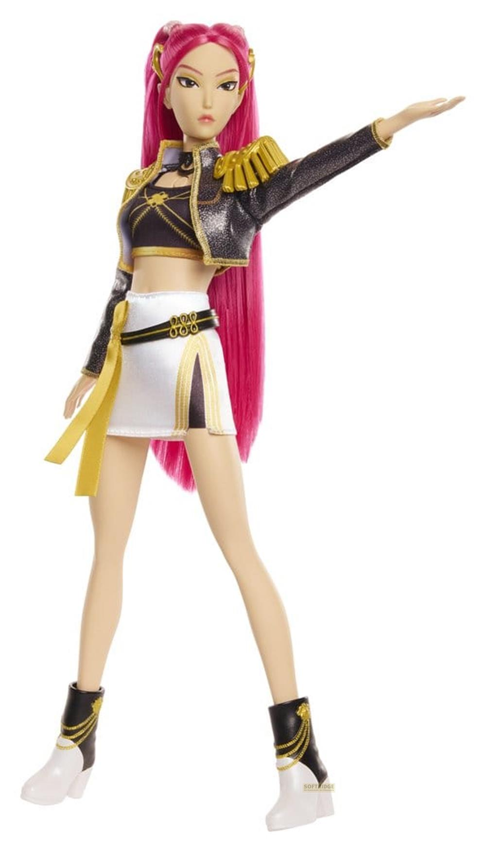 Muñeca de moda con largo pelo rosa, top negro, falda blanca y botas posa con el brazo extendido.