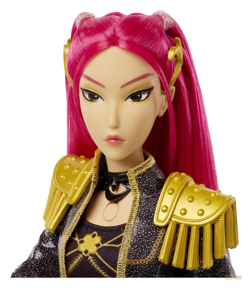 Retrato de muñeca con largo cabello rosa, hombreras de armadura dorada y blusa negra con patrones dorados sobre fondo blanco.
