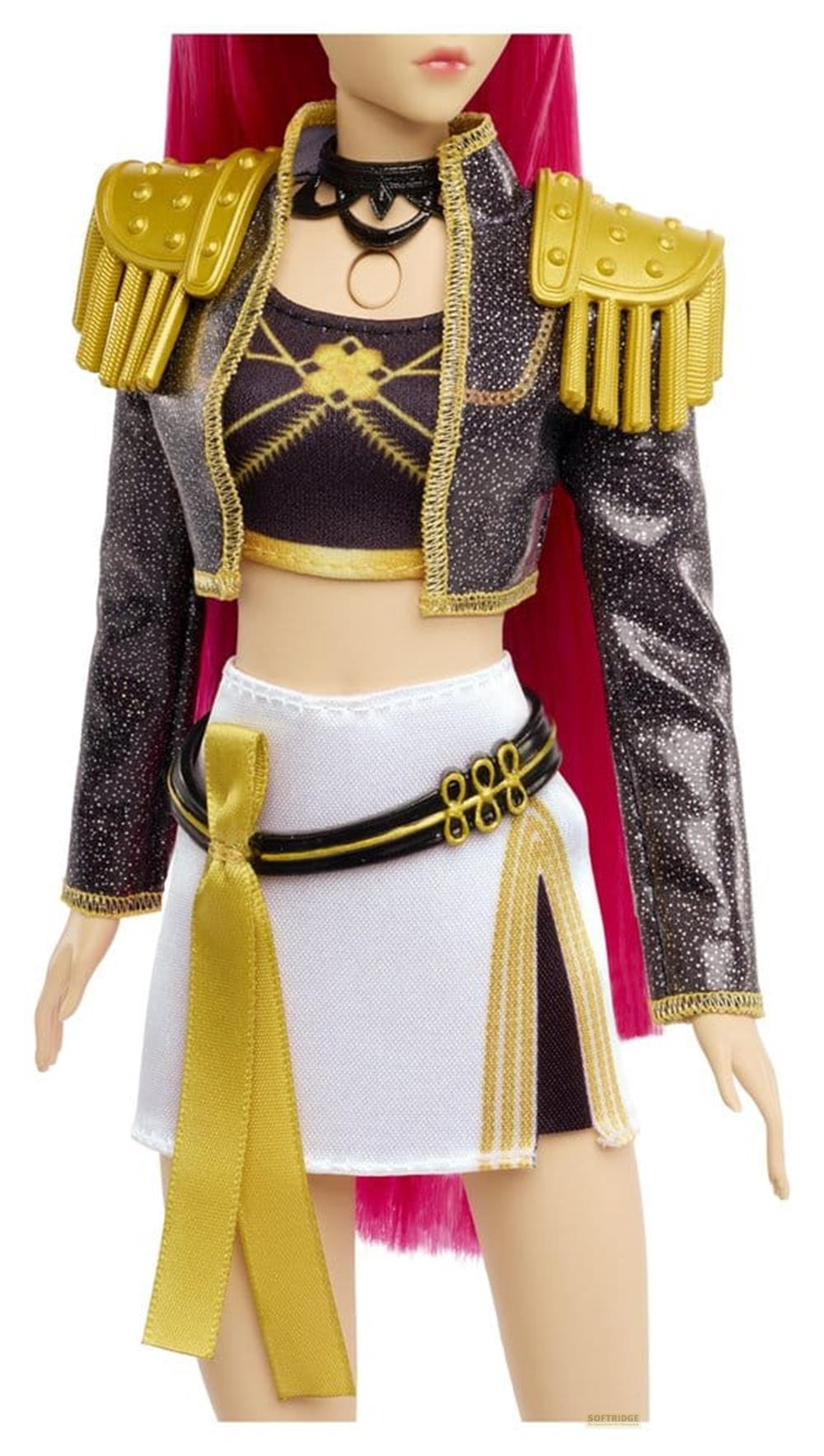 Atuendo de muñeca con chaqueta brillante negra, charreteras doradas, falda blanca y cinturón dorado.