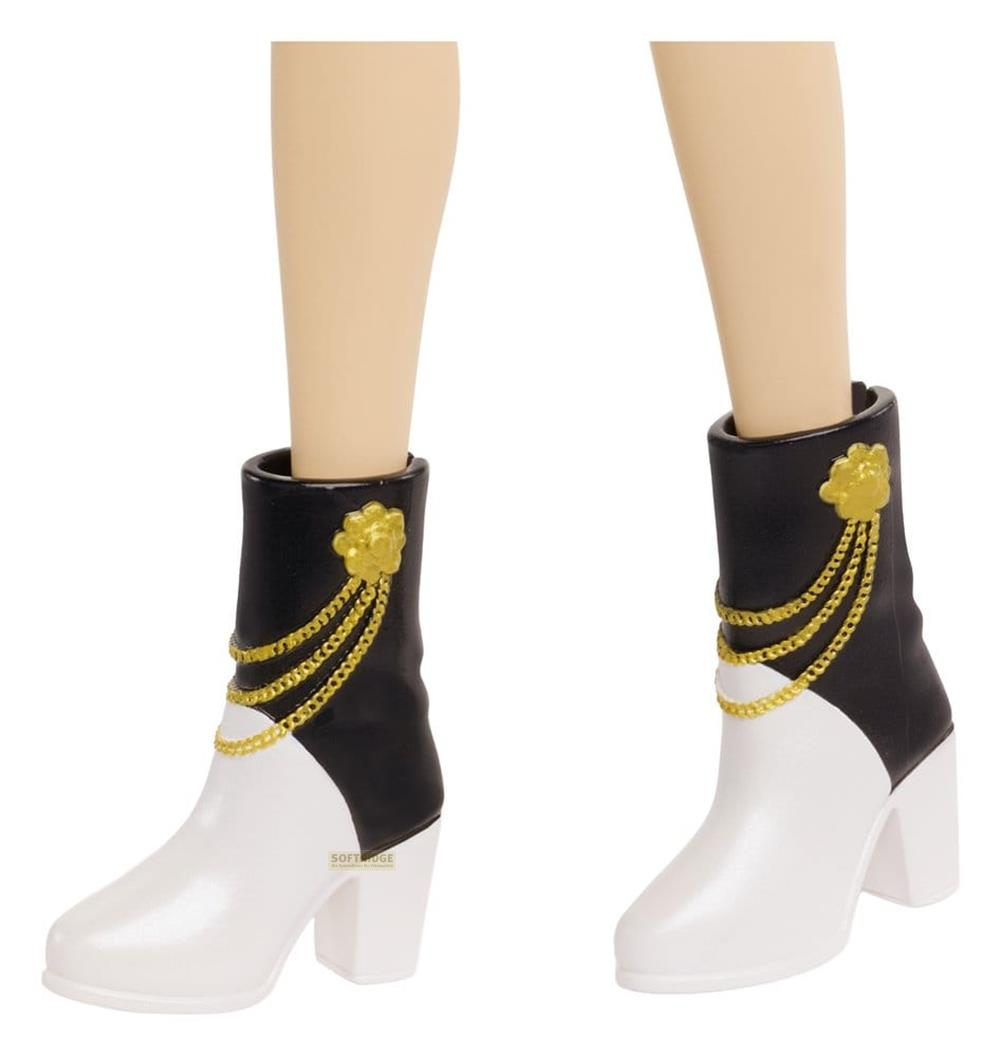 Piernas de muñeca con botas de tacón blancas y negras con cadenas doradas y detalles de flores sobre fondo blanco.