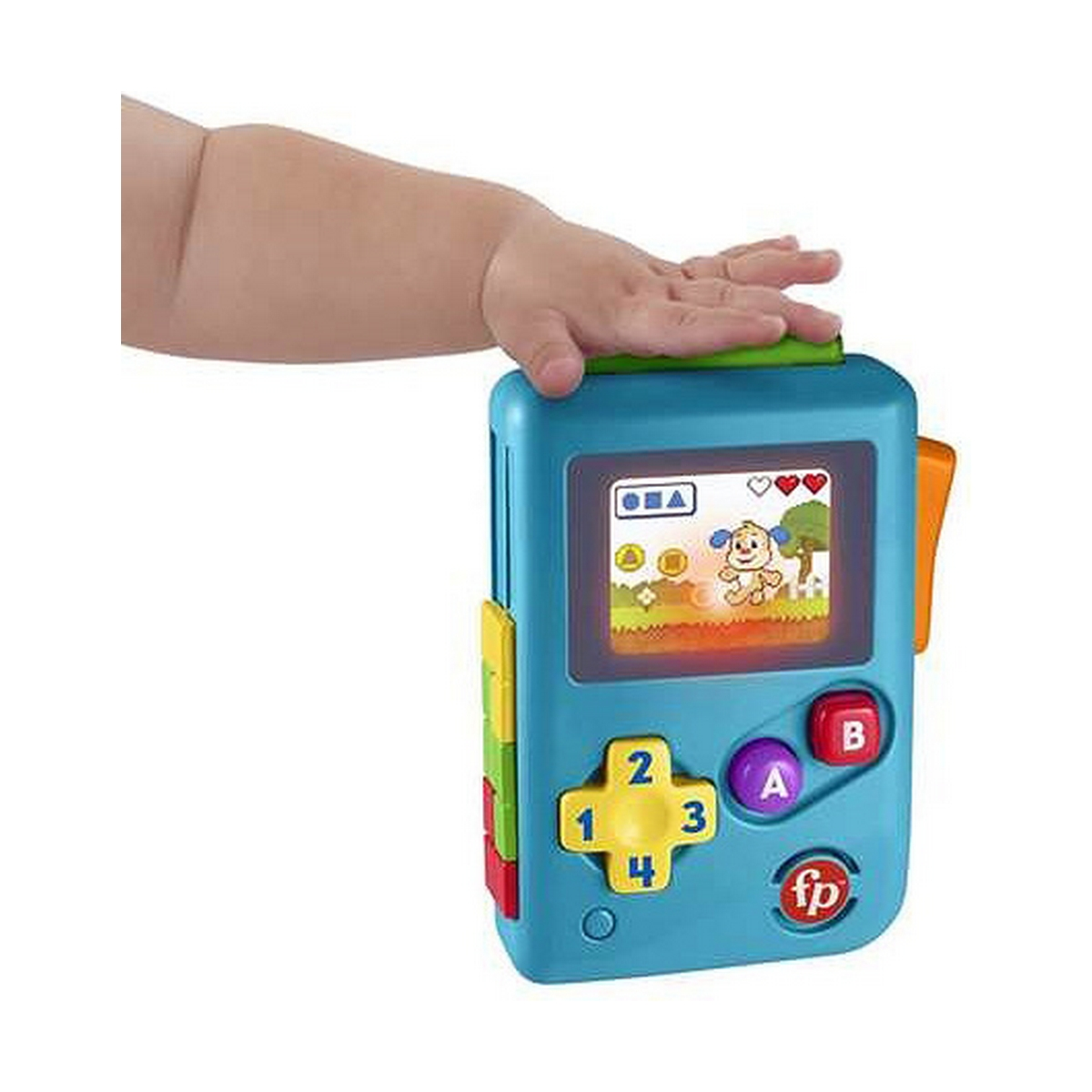 La mano de un bebé descansa sobre una consola de juegos azul con pantalla y botones coloridos sobre fondo blanco.