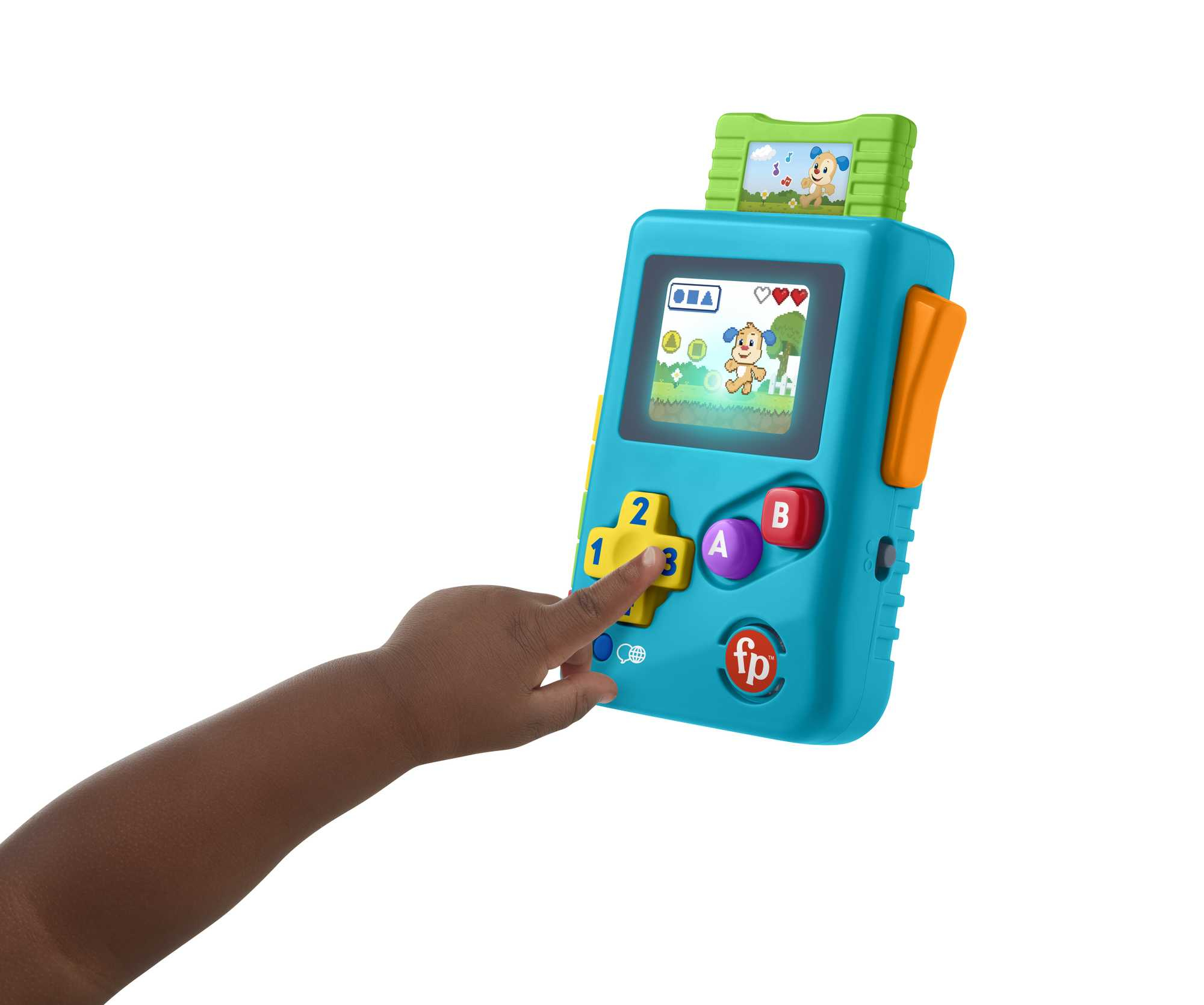 La mano de un niño presiona botones en un juguete de videojuego portátil azul y amarillo con una pantalla de perro de dibujos animados.