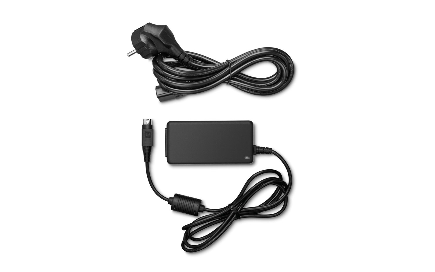 Un adaptador de corriente negro con un cable enrollado y un enchufe sobre fondo blanco.